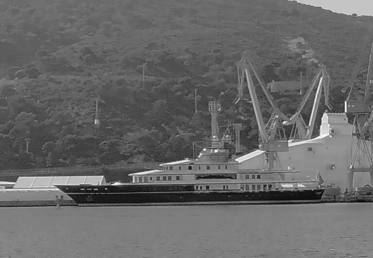 Read more about the article British Royals 246ft Yacht Being Repaired In Spain