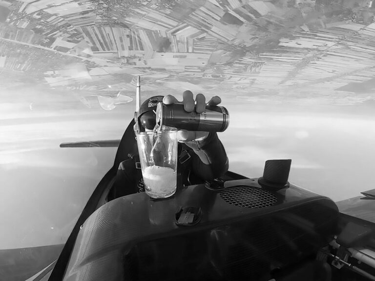 Read more about the article Stunt Pilot Pours And Drinks Red Bull Upside Down