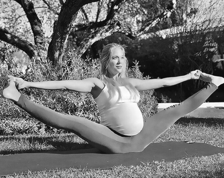 Read more about the article Miss Whale Yogi: Pregnant Actress Amazing Yoga Routine