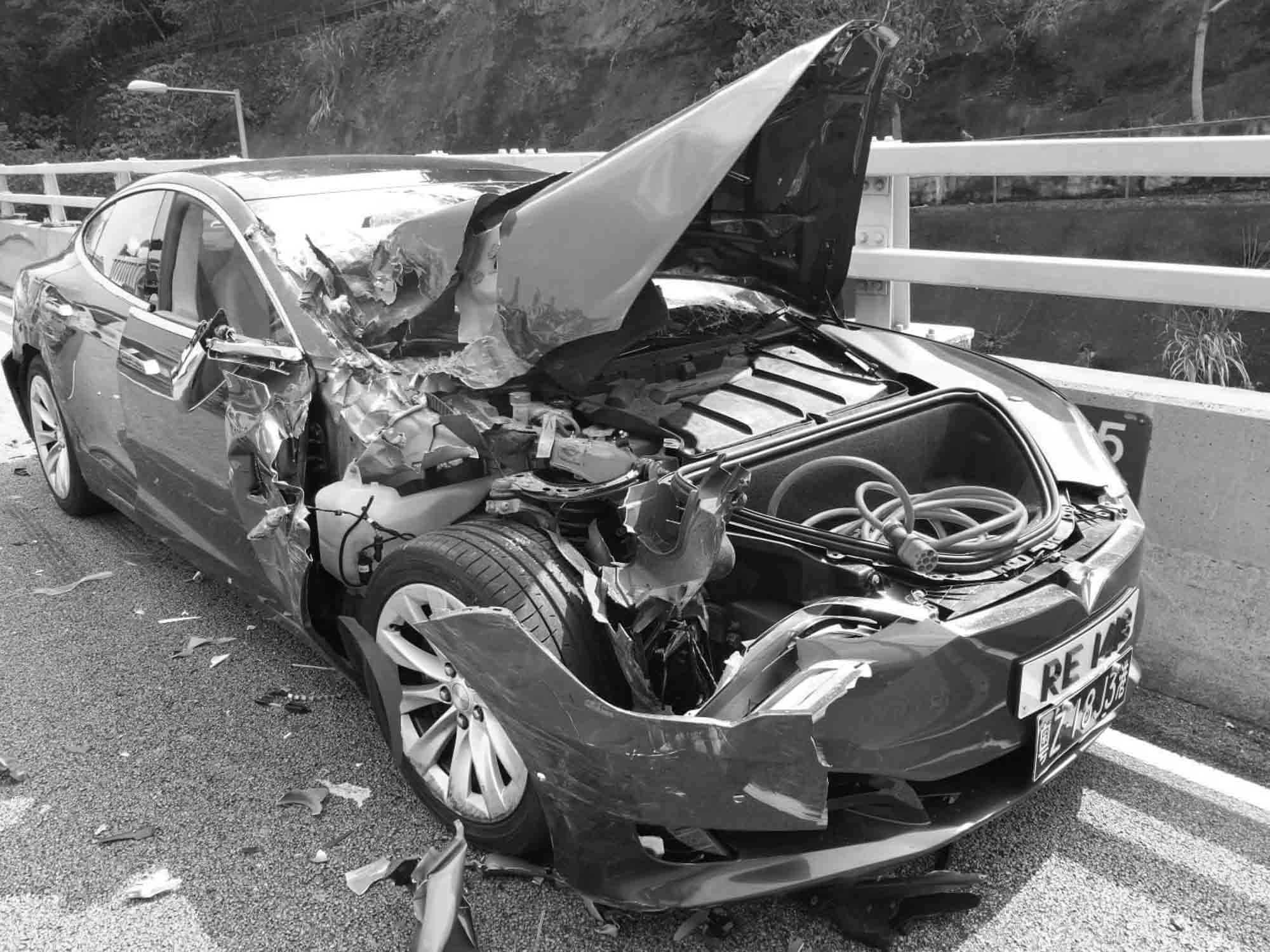 Read more about the article Motorist Blames Computer For Crashing Tesla