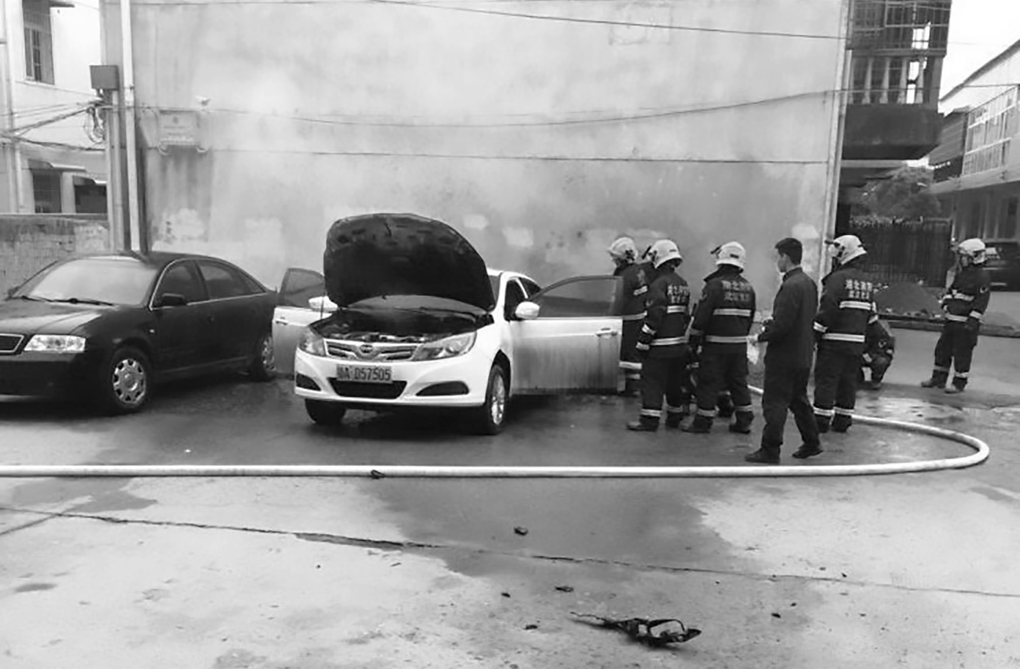 Read more about the article Moment Tesla E-Car Rival Mysteriously Goes Up In Flames