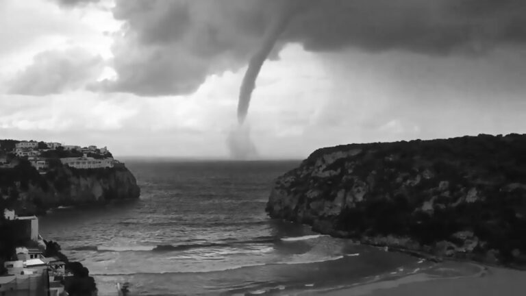 Read more about the article Huge Water Tornado Spins Towards Tourist Isle Menorca