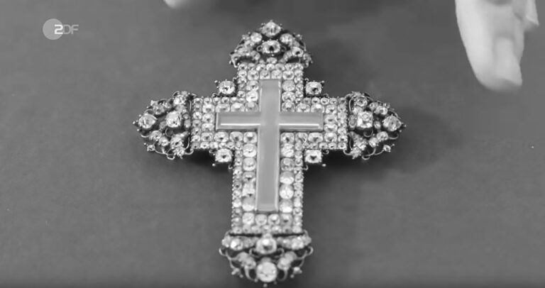 Read more about the article Antiques Roadshow Blasted For Selling Popes Cross