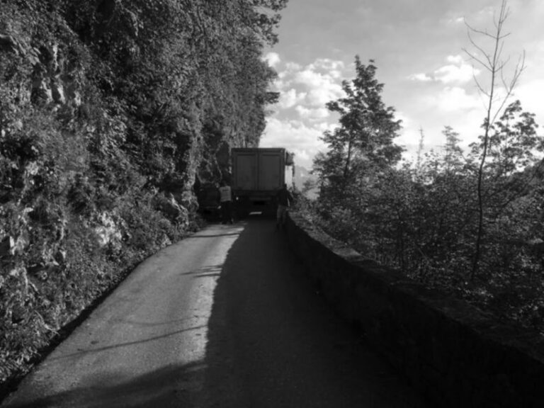 Read more about the article Bungling Satnav Driver Traps Lorry On Mountain Road