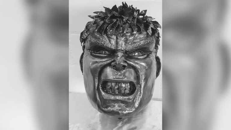Read more about the article 10k GBP Hulk Statue Head Returns But Artist Keeps Reward