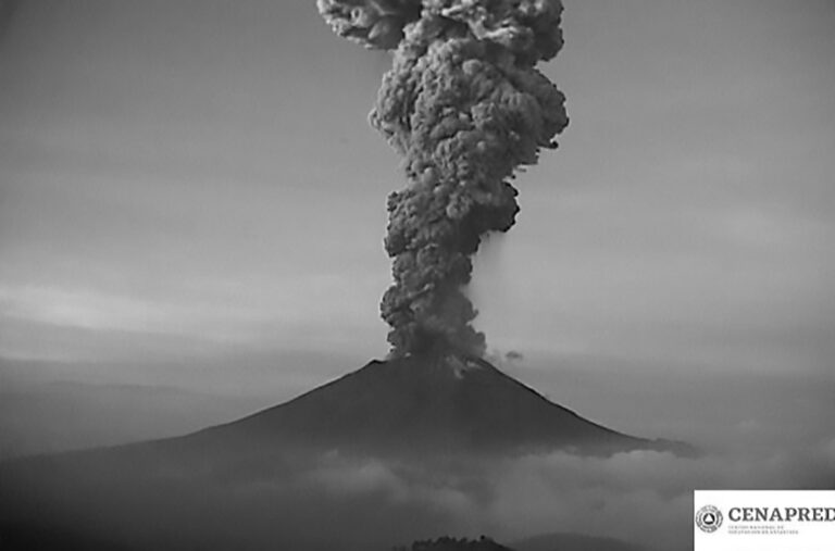 Read more about the article Popocatepetl Volcano Sends Ash Column 3 Miles In Air