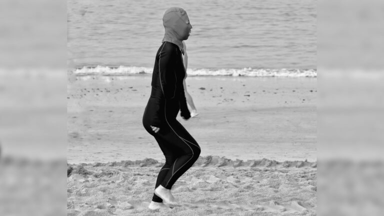 Read more about the article Fashionista Men Hitting Beach In Balaclava Facekinis