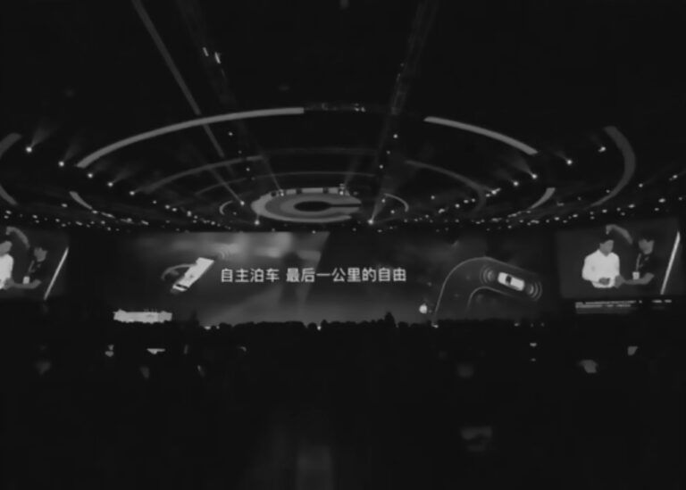 Read more about the article Water Poured Over Baidu Search Engine CEOs Head On Stage