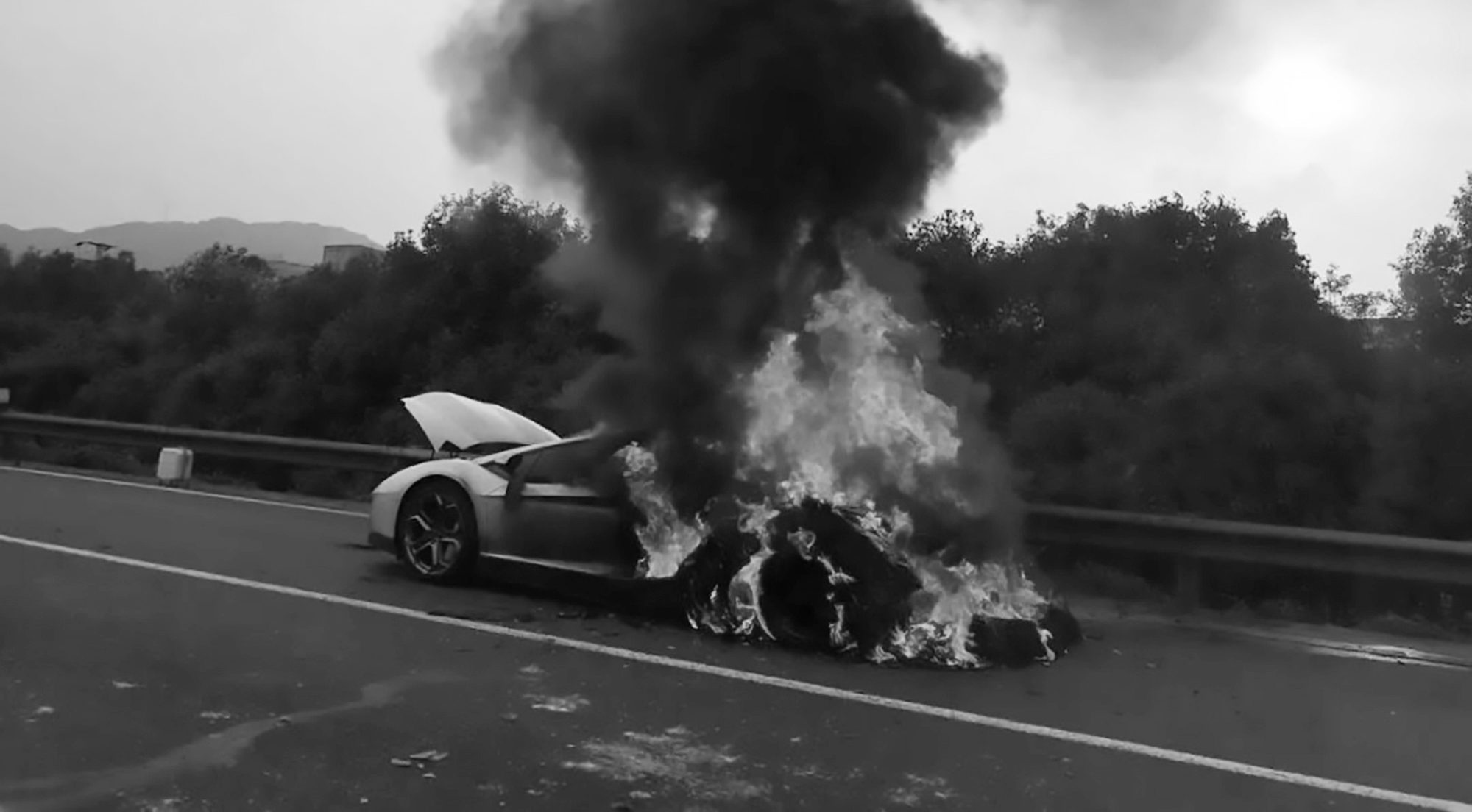 Read more about the article 900K GBP Lambo Catches Fire As Pal Drives It On Motorway