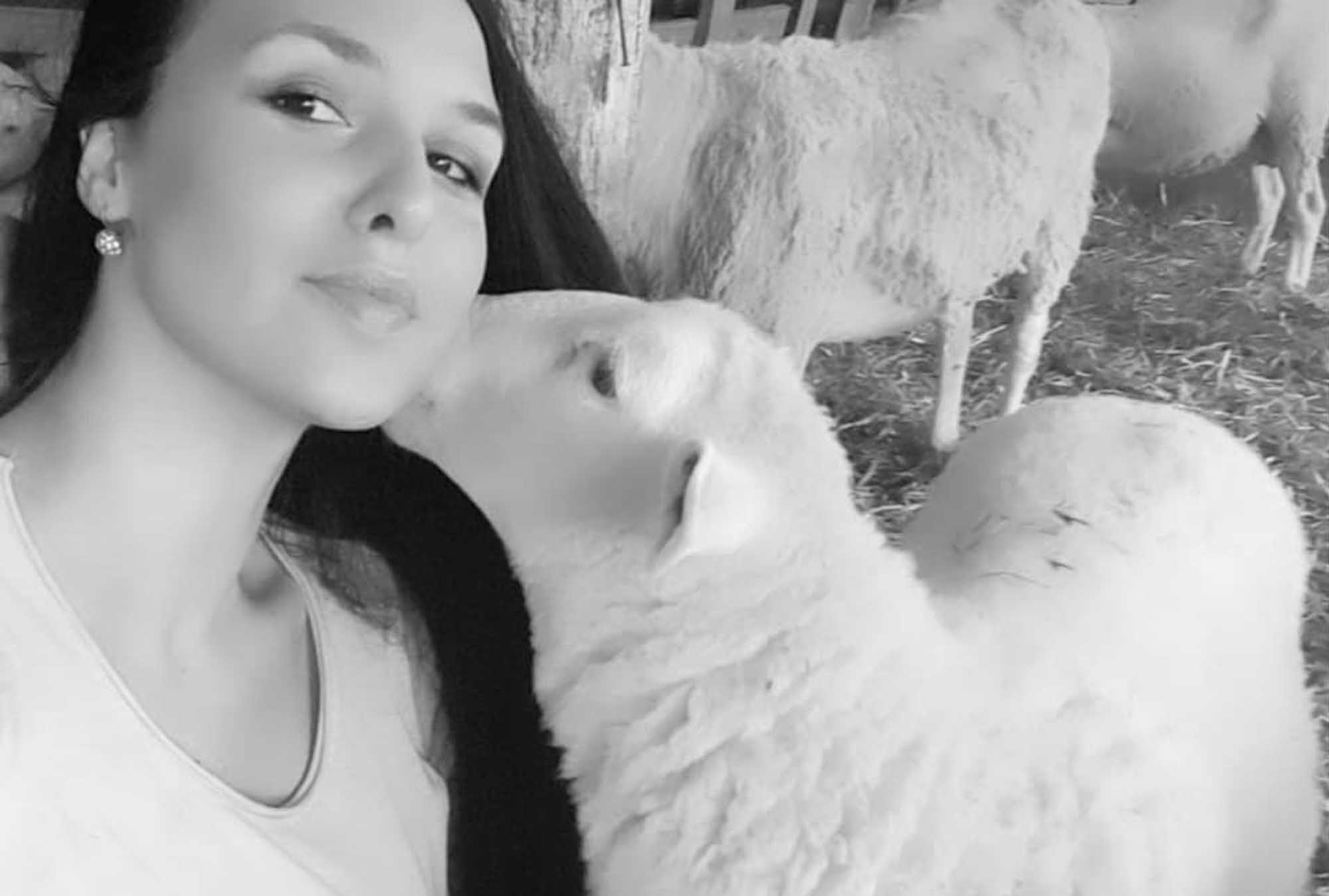 Read more about the article Sexy Shepherdess Struggles As Men Want Her Not Sheep