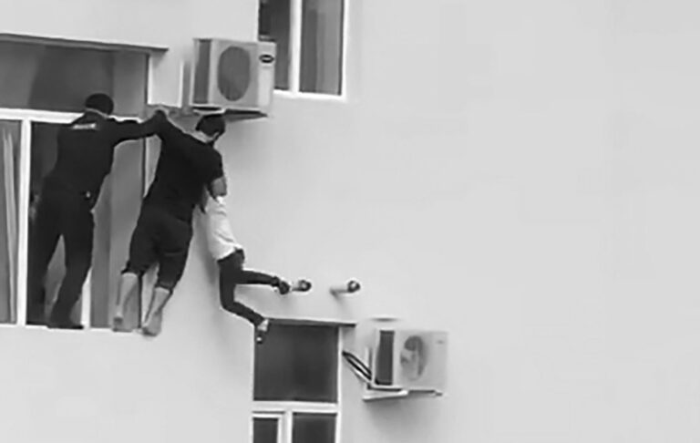 Read more about the article Man Swings Boy Stuck Outside 5th-Floor Flat To Safety
