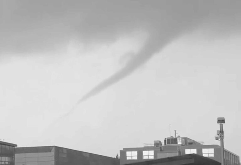 Read more about the article Huge Water Tornado Spirals Next To Barcelona Airport