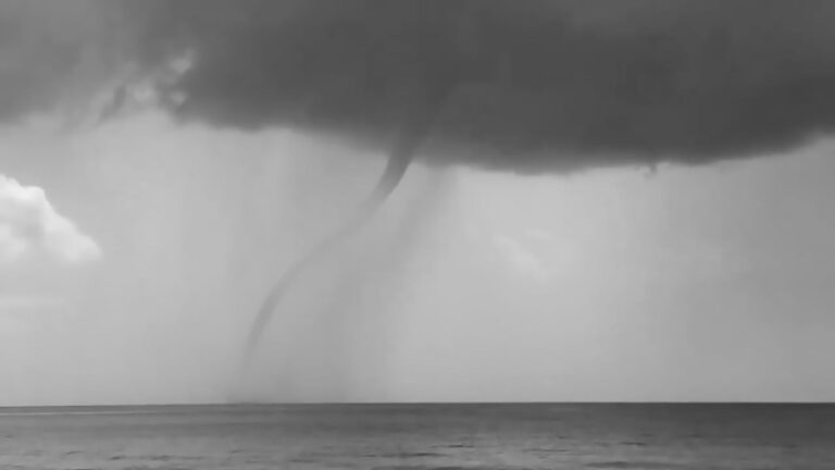 Read more about the article Huge Waterspout Spirals Just Off Formentera Coast