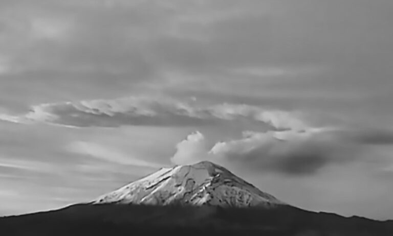 Read more about the article Popocatepetl Volcano Sends Ash Column 1.2Miles Into Sky