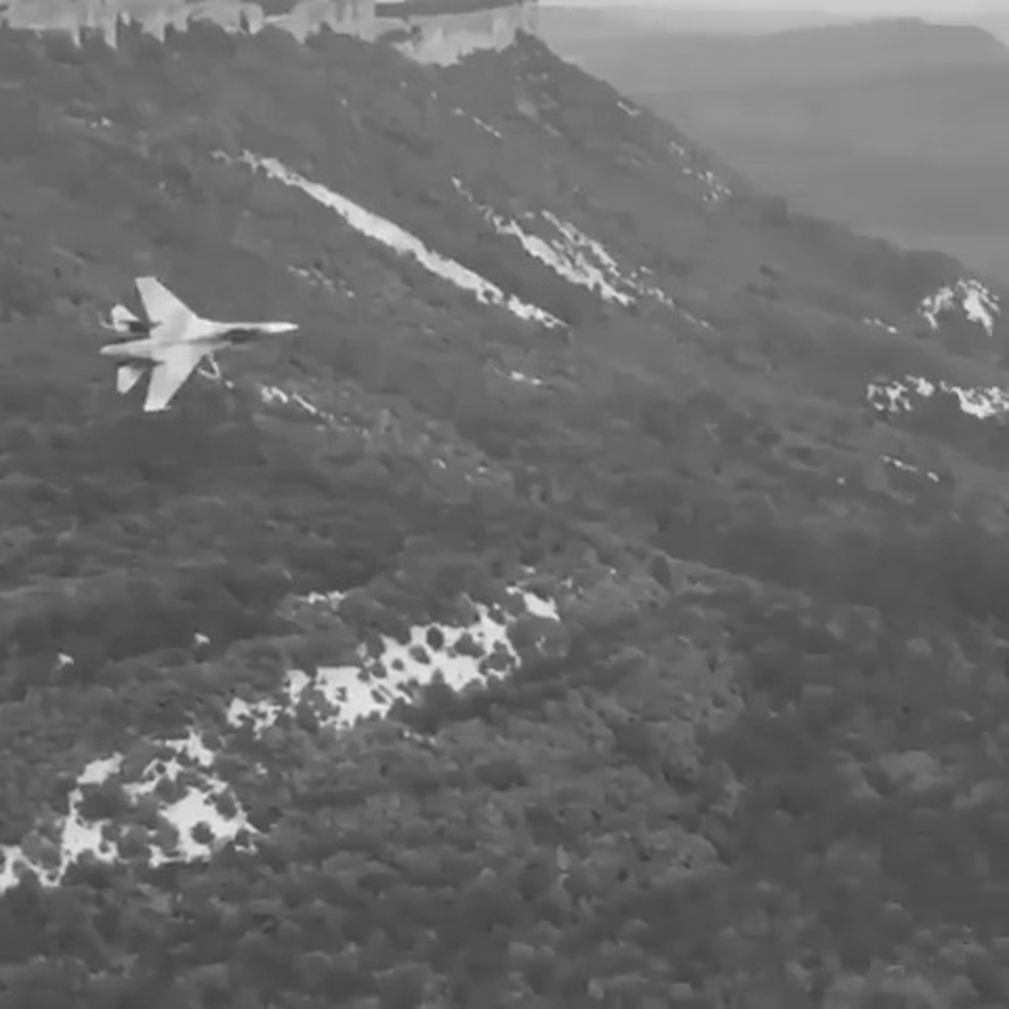 Read more about the article Russian Fighter Jet Flies Low Through Crimea Canyon