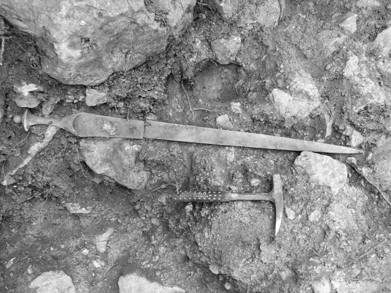 Read more about the article 3,200yo Bronze Age Sword Found In Brit Holiday Hotspot