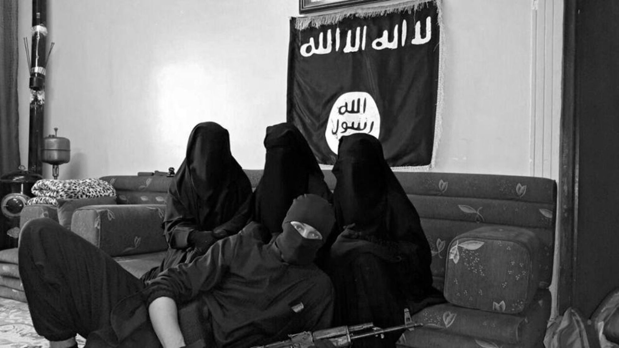 Read more about the article Sorry Girl Married ISIS Terrorist To Be 3rd Wife At 15