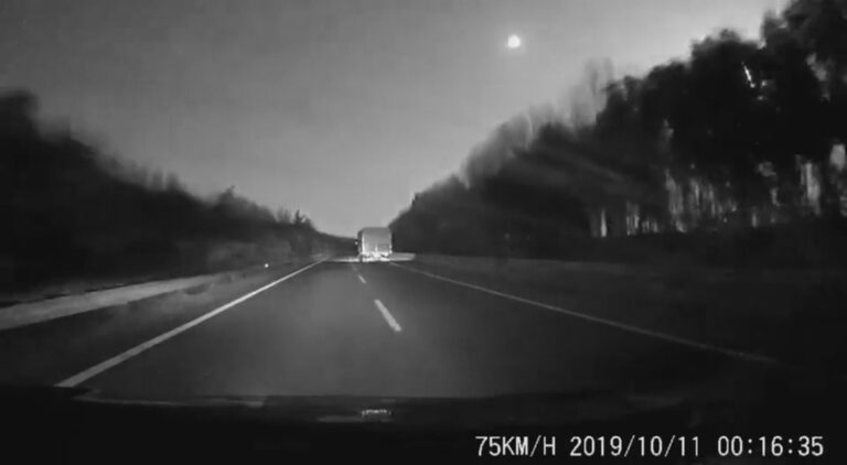 Read more about the article Viral: Meteor Crashing To Earth Lights Up Night Sky