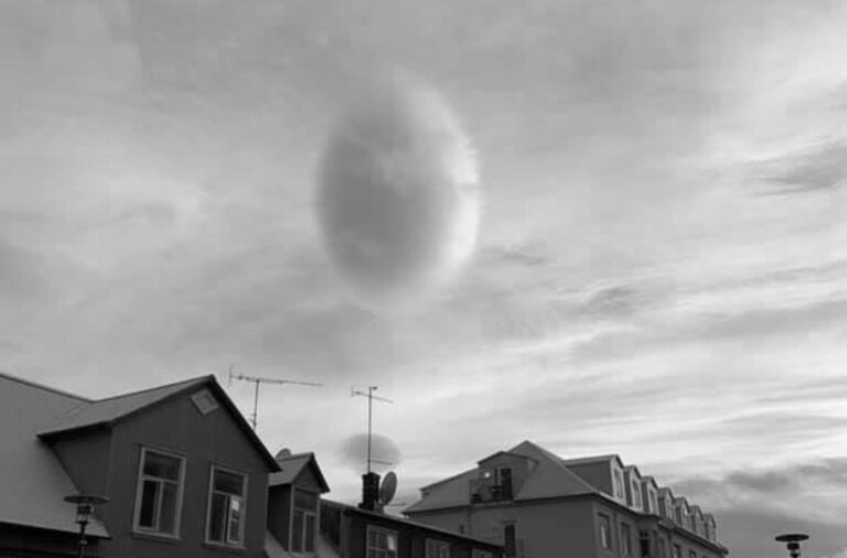 Read more about the article Mysterious Alien Egg Cloud Spotted In Iceland