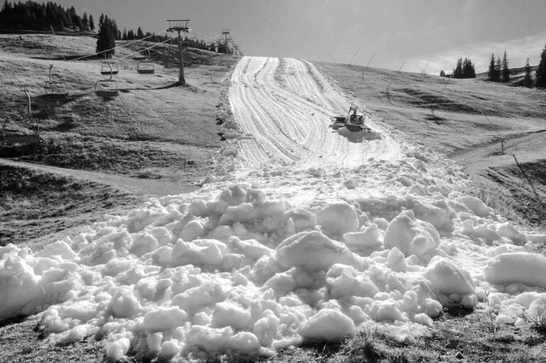 Read more about the article Austria Ski Bosses Use Last Yrs Snow Amid Climate Crisis