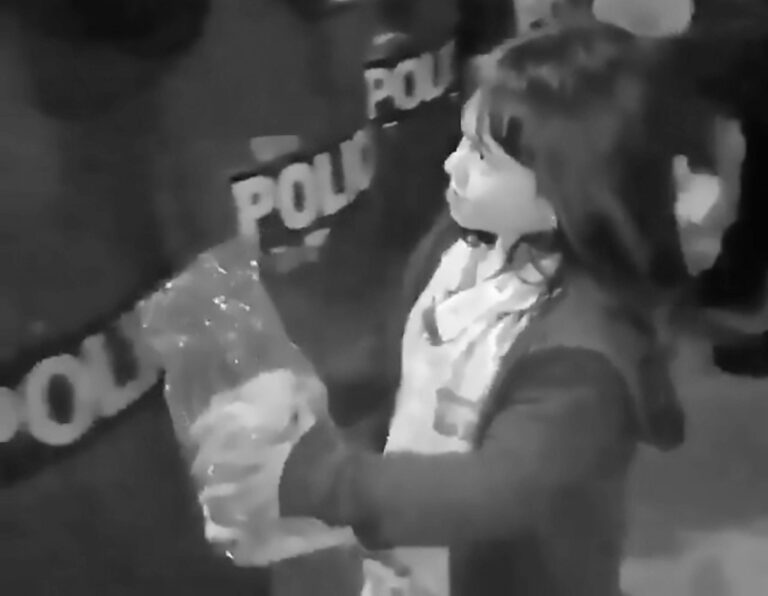 Read more about the article Girl Shares Bread With Cops During Colombia Protests