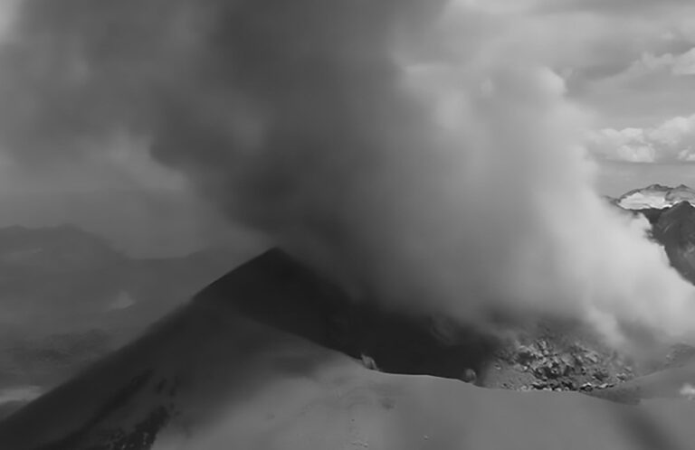 Read more about the article Amazing Drone Footage Of Smoke Cloud From Volcano Crater