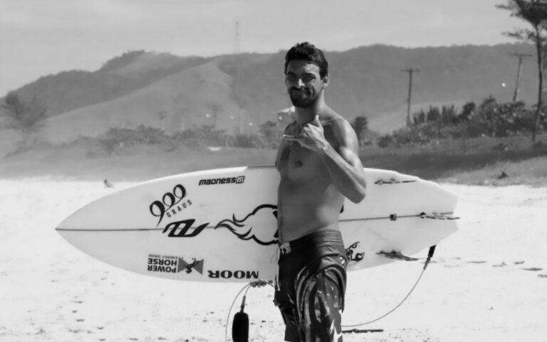 Read more about the article Champ Surfer Dies From Heart Attack During Competition