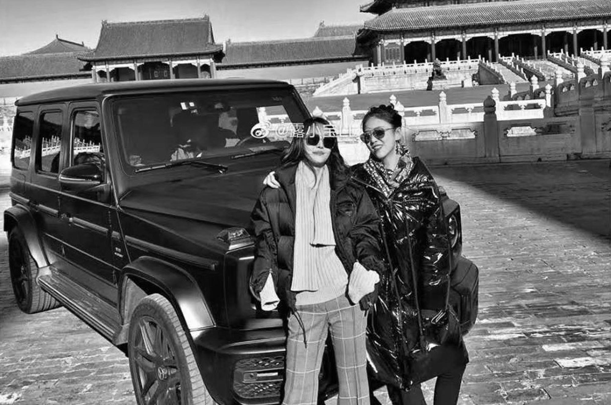 Read more about the article Outrage Over Women Posing With SUV In Forbidden City