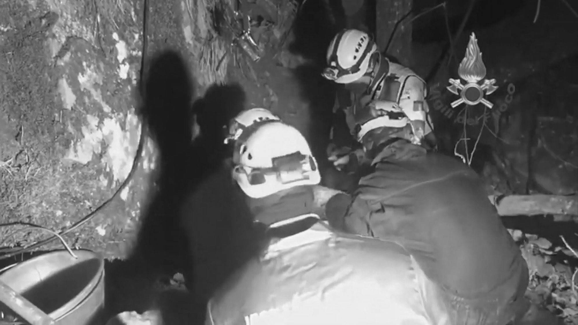 Read more about the article 2 Dogs Trapped In Underground Tunnel Rescued After 36hrs