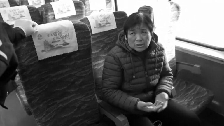 Read more about the article Viral: Kind Train Guard Offers Spare Face Mask To Woman