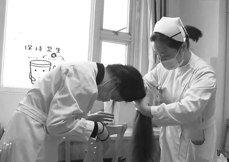Read more about the article Wuhan Nurses Chop Off Long Hair To Save Time