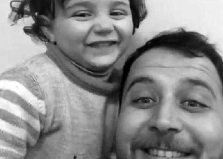 Read more about the article Syrian Dad Teaches 3yo To Laugh As Airstrikes Rain Down
