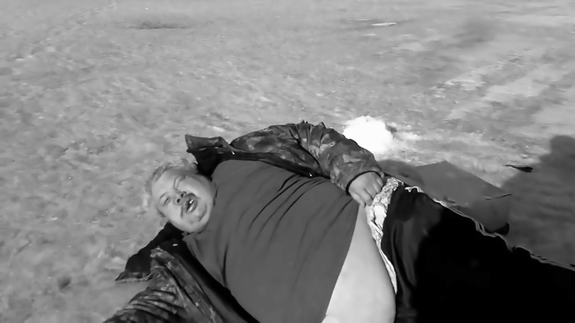 Жирный мужик лежит на льду