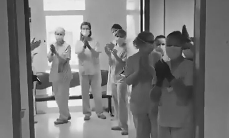 Read more about the article Spanish Medics Clap First COVID Patient To Leave ICU