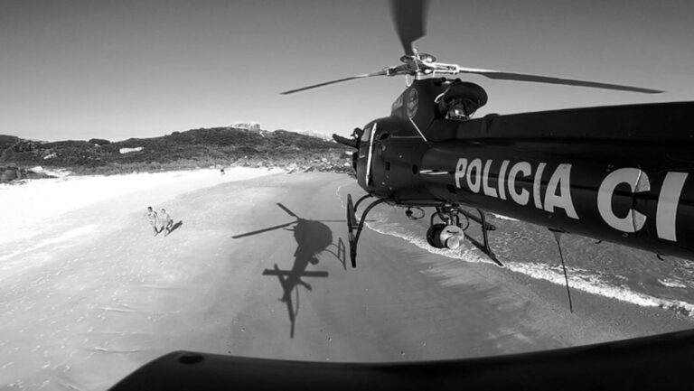 Read more about the article Cops Use Chopper Sandstorm To Force Citizens Off Beach