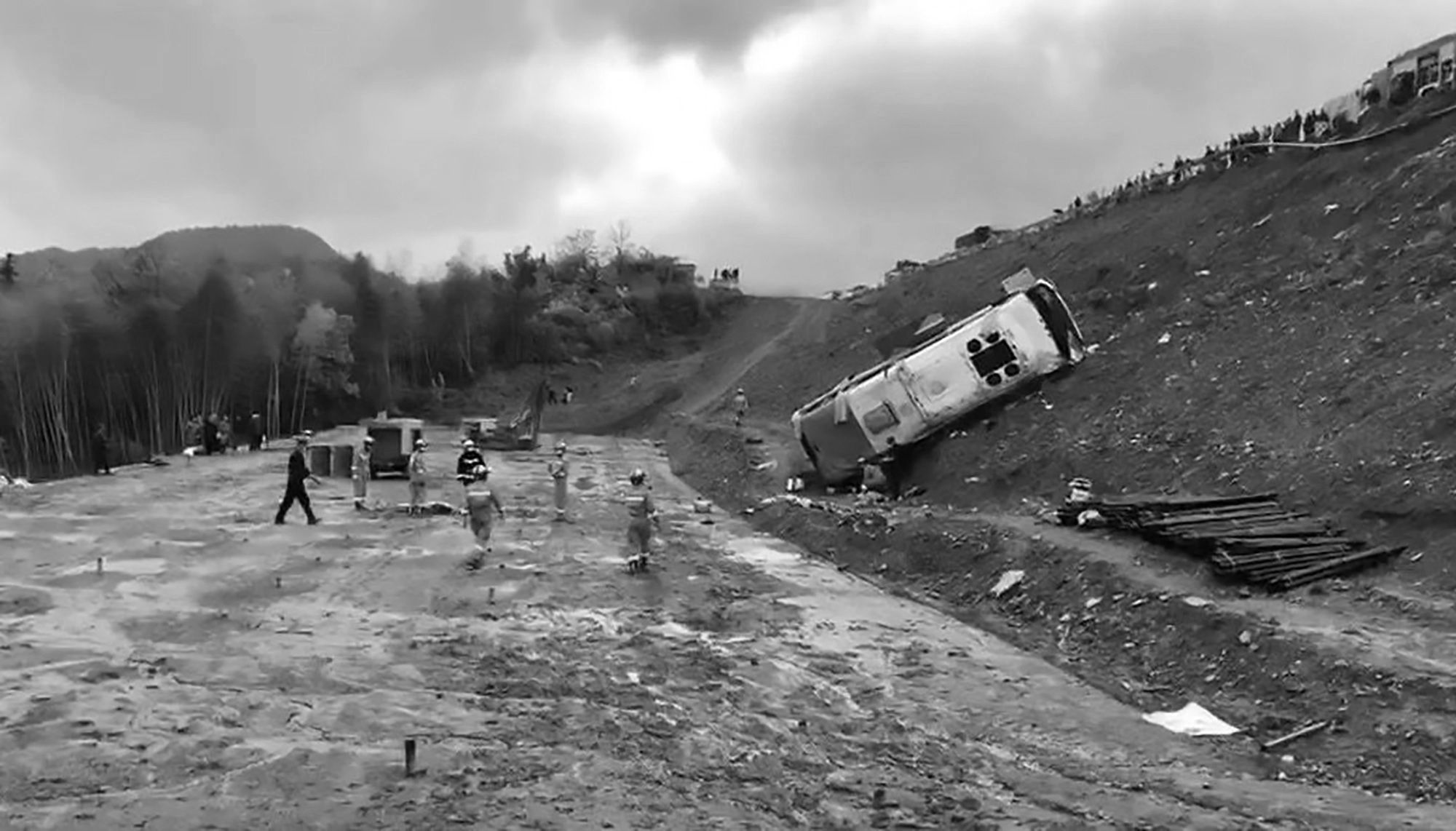 Read more about the article People Sent Flying As Bus Off Roads Down 100ft Hill