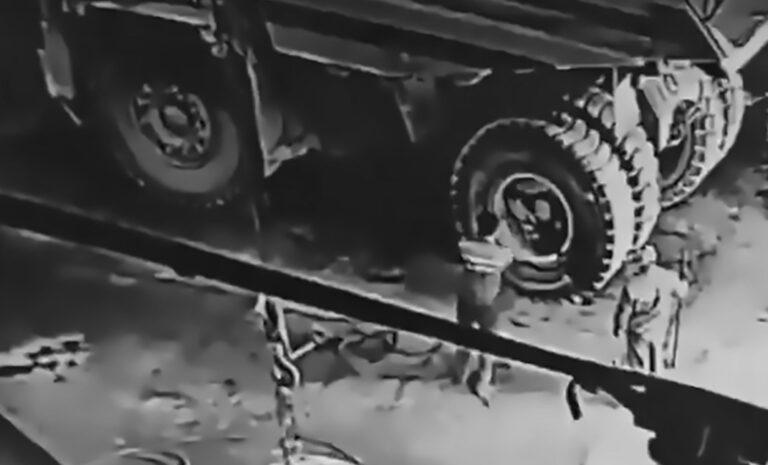 Read more about the article Huge Wheel Flies Off Largest Haul Truck And Hits Driver