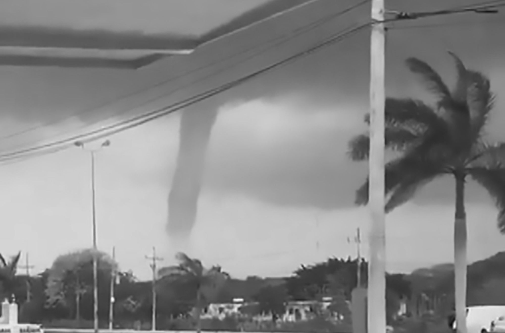 Read more about the article Raging Tornado Filmed Off Cancun Coast