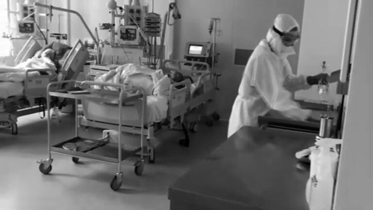 Read more about the article Russian Doc Shows ICU Footage As Warning To Stay Home