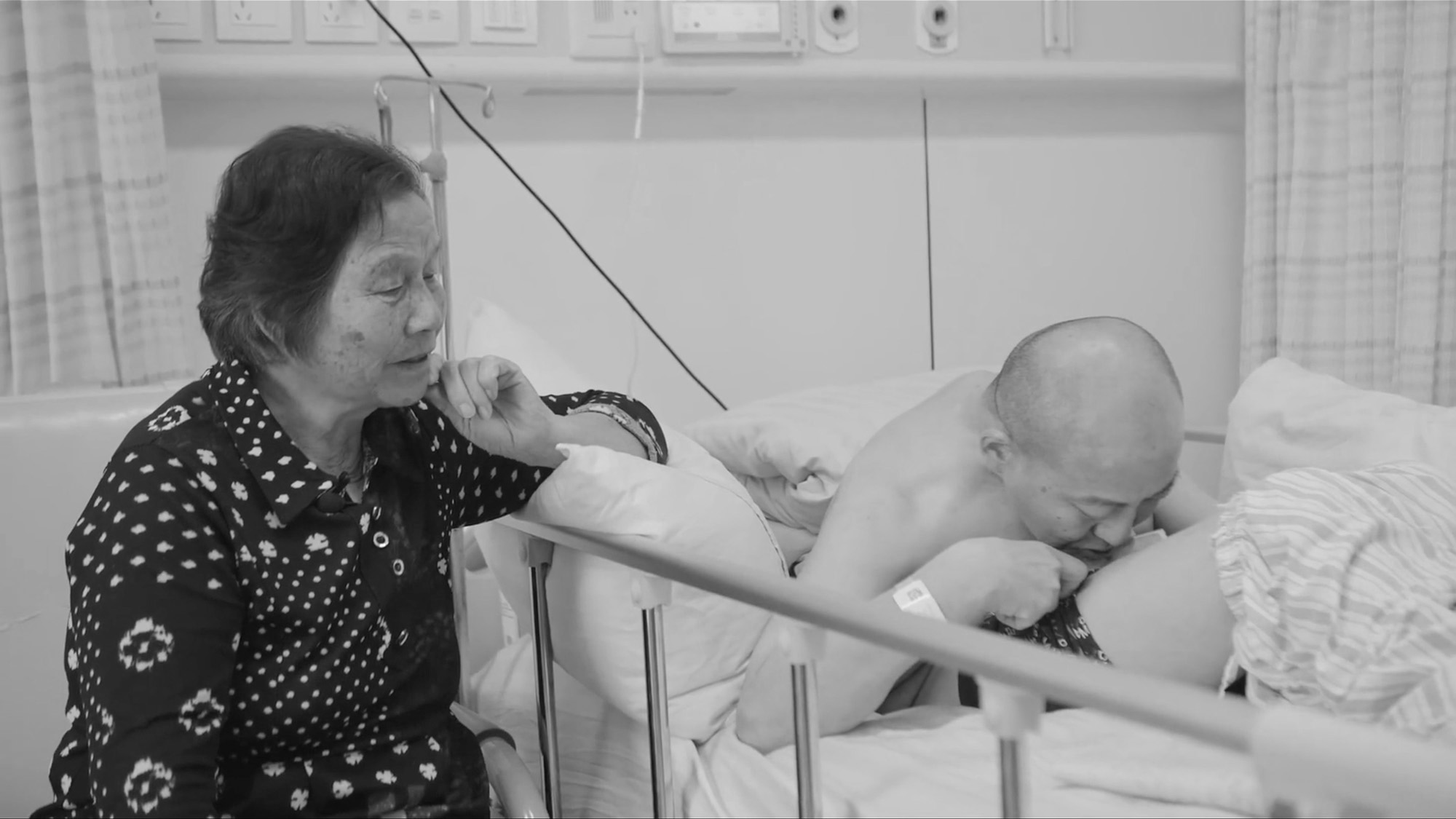 Read more about the article Chinese Folding Man Leaves Hospital Standing Up
