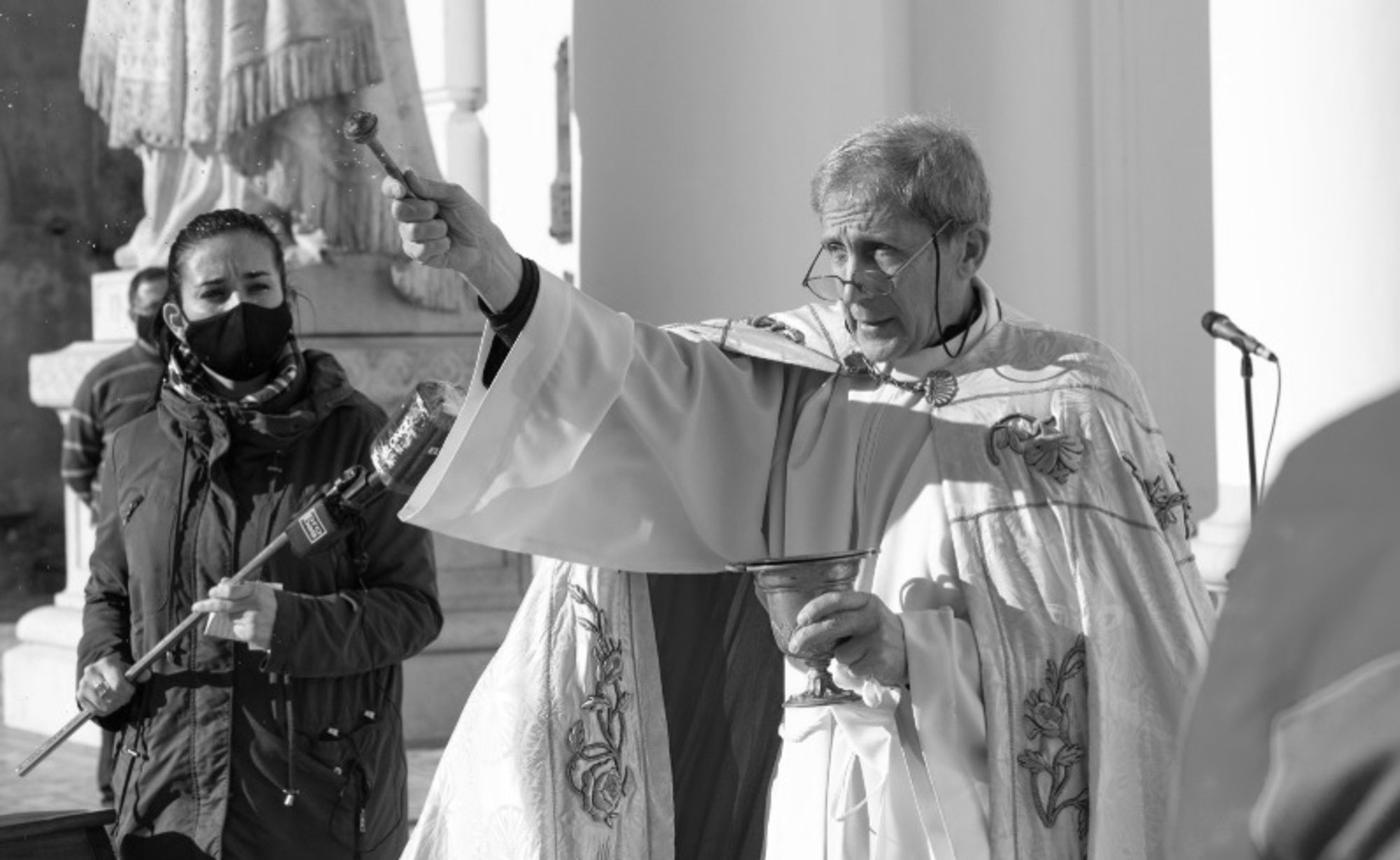 Read more about the article Priest Carries Out Exorcism To Expel COVID