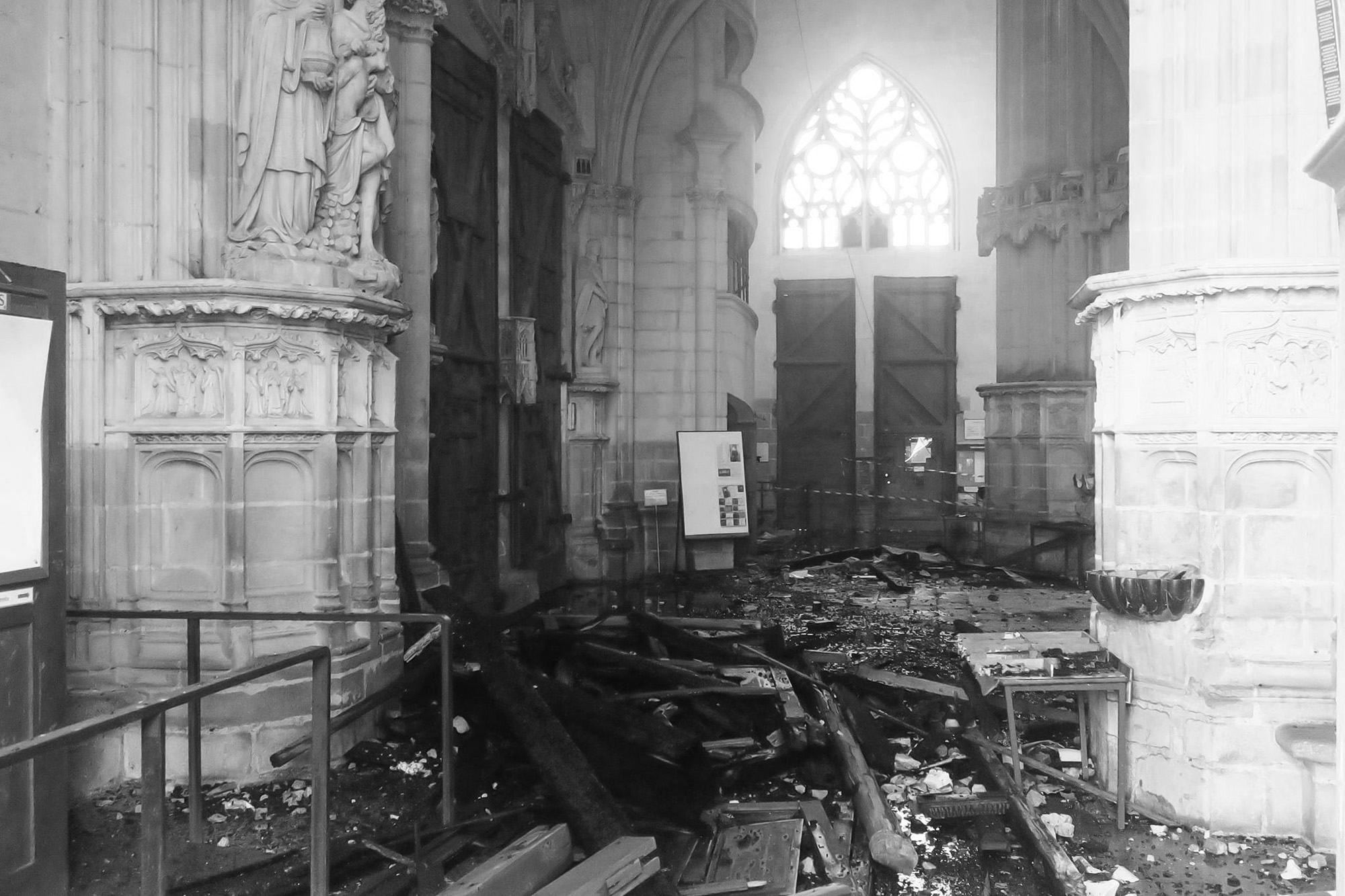 Read more about the article New Photos Show Inside Burned Out Nantes Cathedral