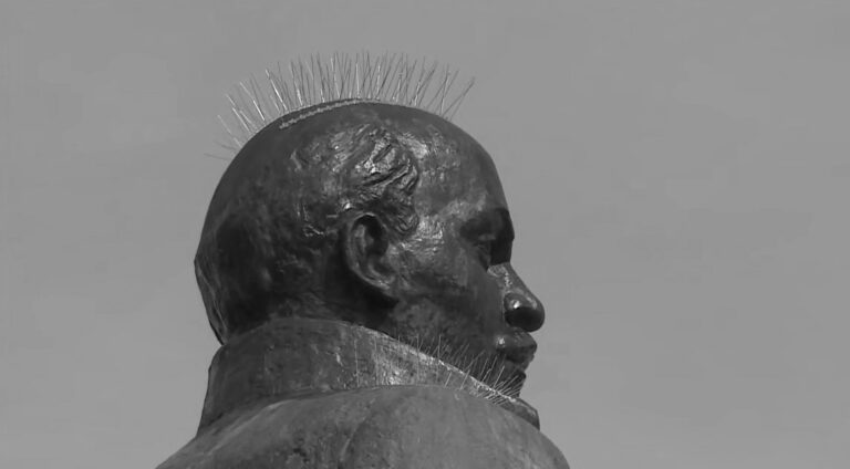 Read more about the article Bird Spikes Make Lenin Into A Pinhead From Hellraiser