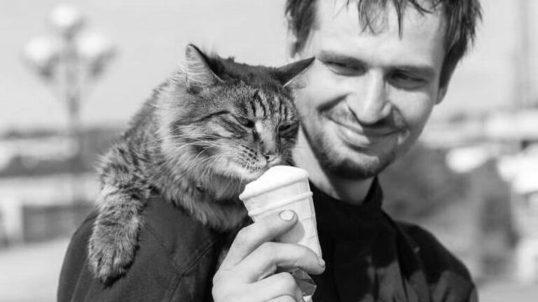 Read more about the article Biker Rides 3000 Miles With Cat Perched On Shoulder