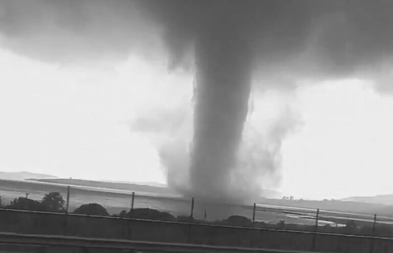 Read more about the article Twister Appears Over Istanbul Lake During Deadly Storms