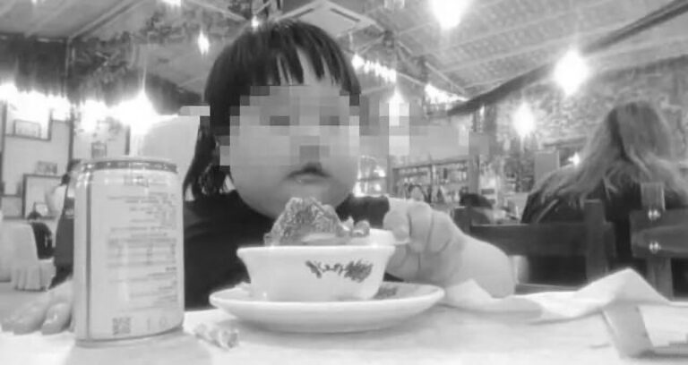 Read more about the article Chinese Parents Force Feed Daughter, Aged 3, For Likes