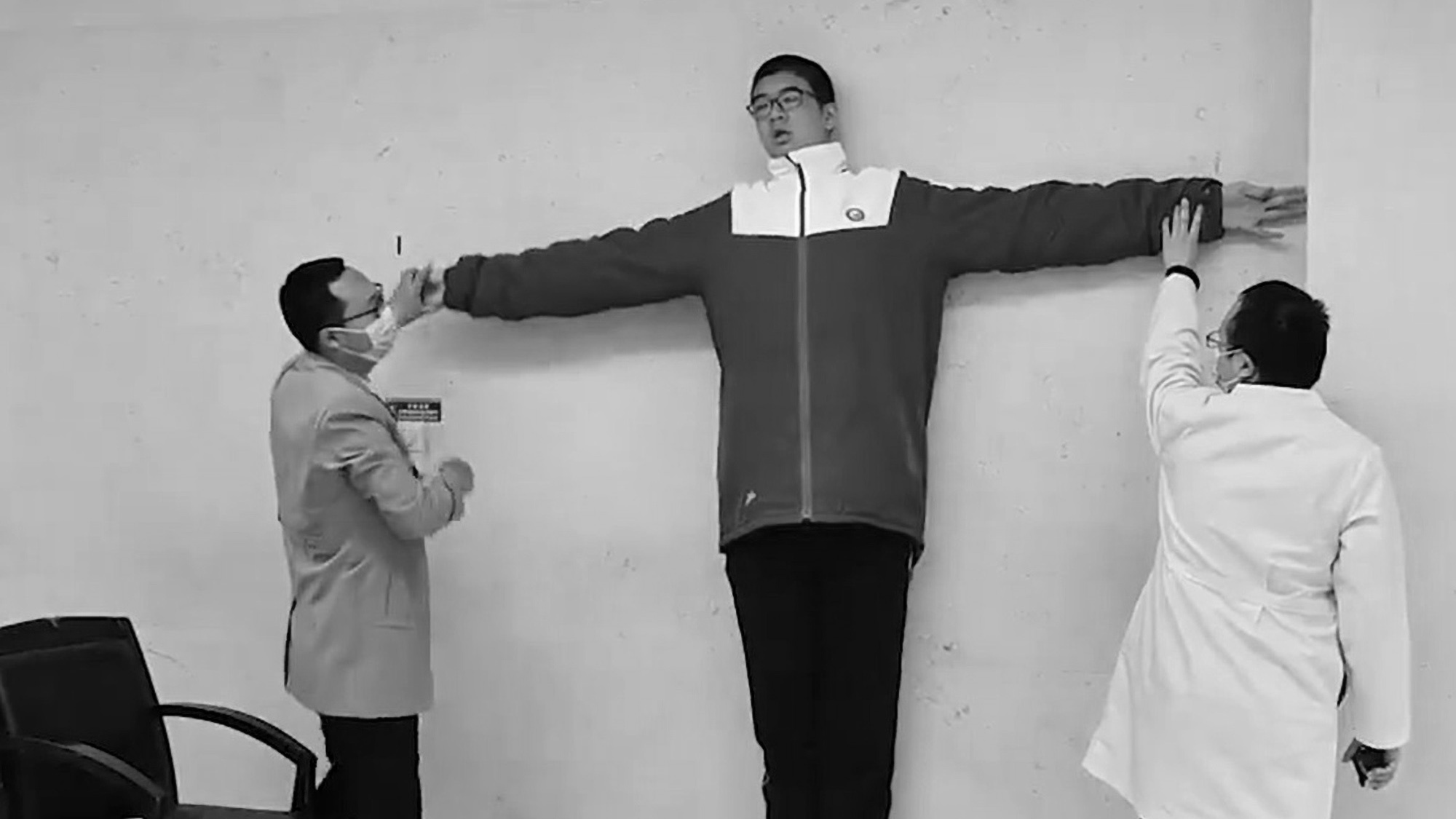 Read more about the article Over 7 Foot Tall Chinese Teen To Break World Record