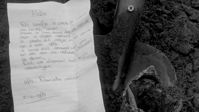Read more about the article Man Finds Girls Note In Garden From Over 30 Years Ago Warning Of Threat To Environment And Tracks Her Down