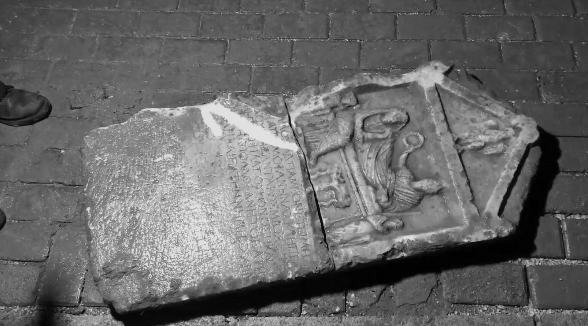 Read more about the article Man Watching Building Work During Lockdown Spots 2,000 Year Old Roman Gravestone