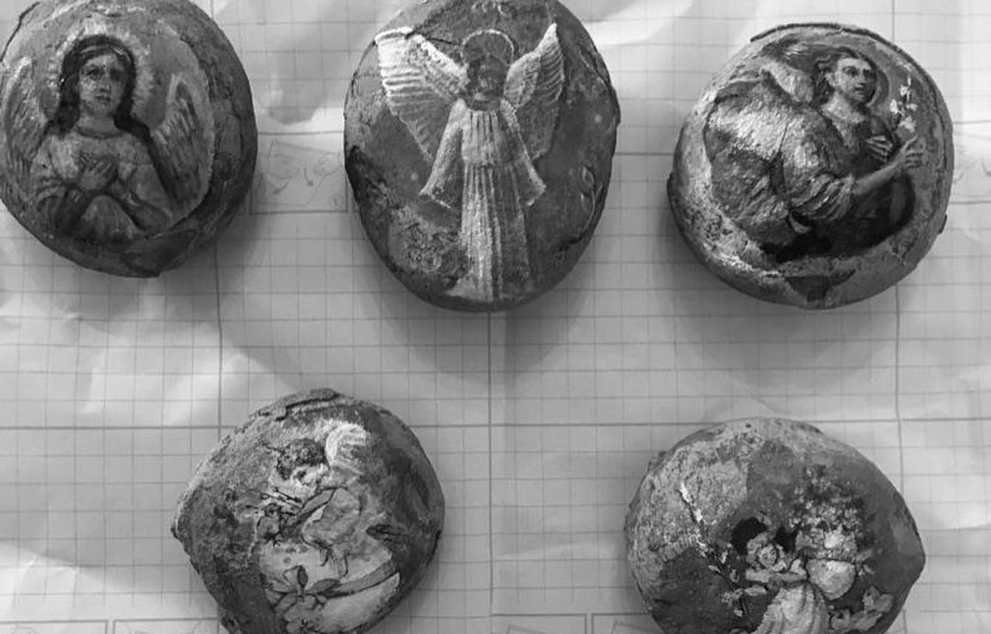 Read more about the article Artist Paints On 100-Million-Year-Old Fossilised Dinosaur Eggs For Russian Easter At The Weekend